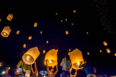 Lamphun, Tayland - 22 Kasım 2018: Halk ve turistler Khom loy, gökyüzüne Yee Peng Festivali'nde Wat Doi Ti,: Lamphun, Thailand, sıcak hava balonu kağıt yayın.