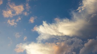 Güzel günbatımı gökyüzü bulutlar dramatik ışık ile alacakaranlık gökyüzü arka plan ile renkli yukarıda alacakaranlık arka planda