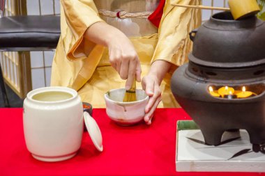 Geleneksel Japon çay töreni olduğunu Perfomed tarafından çay Master içinde Kimono