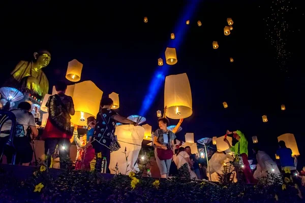 ランプーン 2018 や観光客リリース Khom ワット土井 ランプーン タイで イーペン祭りの空に 熱気球の紙 — ストック写真