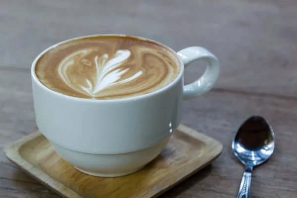 Taza blanca de café con leche en el escritorio de madera, el tiempo ya ha sido enjo — Foto de Stock