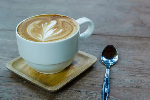 Taza blanca de café con leche en el escritorio de madera, el tiempo ya ha sido enjo — Foto de Stock