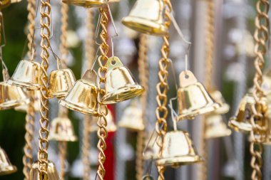 Mavi gökyüzündeki sütunlarda yüksek voltajlı elektrik hatları