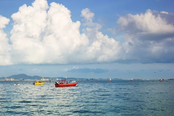 パタヤの海の中の旅行ボート、タイはこのWをしています — ストック写真