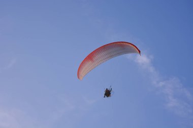 Paraşütçü (Güçlü Paraglider) Kırmızı-Beyaz Paraşüt Uçan I