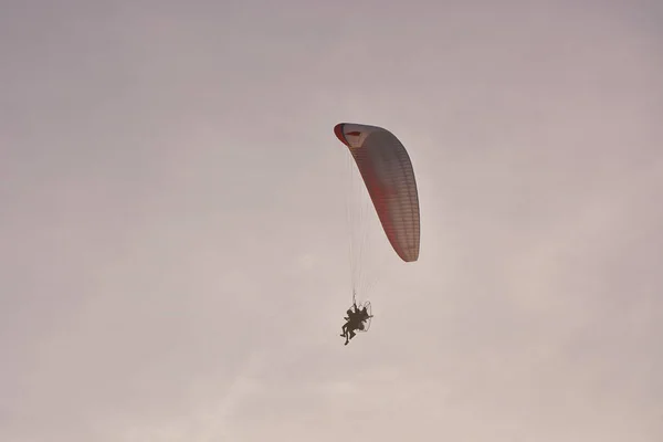 Paramotor (Powered Paraglider) With Red-White Parachute Flying I — Stock Photo, Image