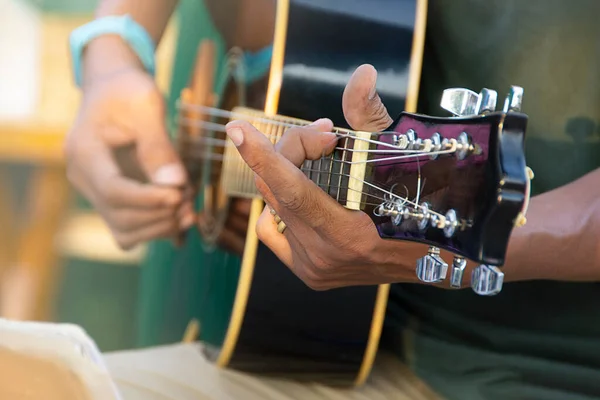 Primer Plano Mano Del Hombre Tocando Guitarra Acústica Estilo Vintage Fotos de stock libres de derechos