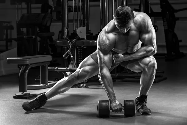 肌肉发达的人在健身房锻炼 强壮的男性健美运动员 — 图库照片