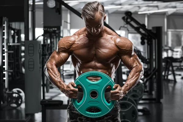 在健身房里的性感肌肉男塑造腹部 强烈的男性裸体躯干 Abs — 图库照片
