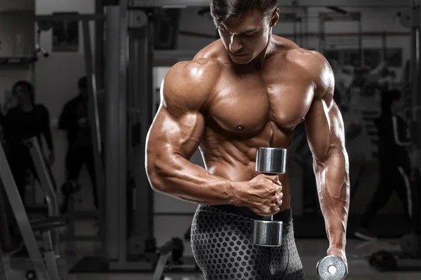 健身房里的性感肌肉男 为二头肌运动 强壮的男性裸躯干 Abs — 图库照片
