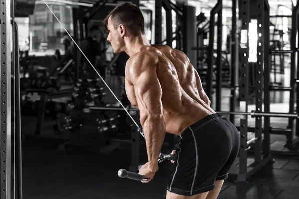 后视图肌肉背部 健美男子做套衫在健身房的拉图 强壮的男性赤裸躯干 — 图库照片