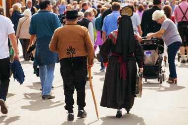 Münih, Almanya-Eylül 27, 2017: Eski çift erkek ve kadın üzerinde Oktoberfest geleneksel Bavyera giysili