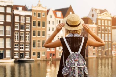Amsterdam'da seyahat. Amsterdam City tatil güzel kadın