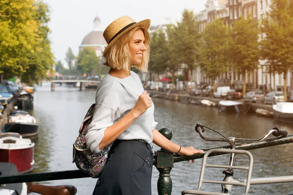 Chica Viajera Feliz Disfrutando Ciudad Amsterdam Mujer Sonriente Mirando Lado — Foto de Stock