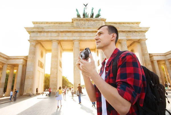 Viajar Berlín Turista Con Cámara Delante Puerta Brandeburgo Berlín Alemania — Foto de Stock