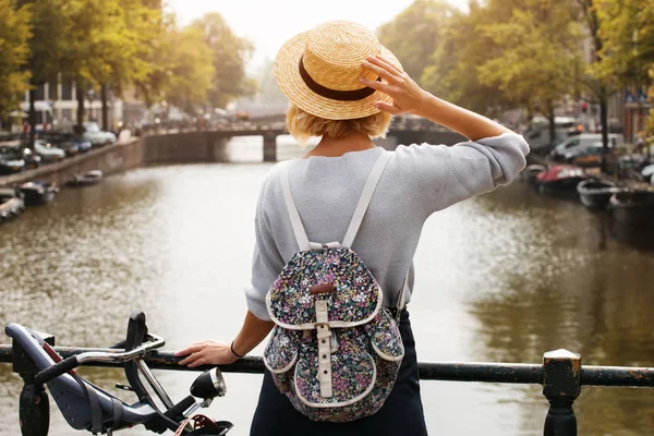 Chica Viajera Feliz Disfrutando Ciudad Amsterdam Mujer Turista Mirando Hacia — Foto de Stock
