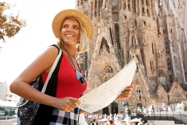 Chica Viajera Barcelona Frente Sagrada Familia Mujer Turista Mantenga Mire — Foto de Stock