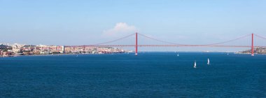 25 de Abril Köprüsü üzerinden Panorama görünüm. Köprü Almada Lizbon Tejo Nehri'nin sol yakasında Belediyesi Lizbon şehir bağlandığı