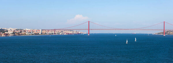 Мбаппе вид на мост 25 де Абриль. Мост соединяет город Лиссабон с муниципалитетом Алмада на левом берегу реки Тежу, Лиссабон
