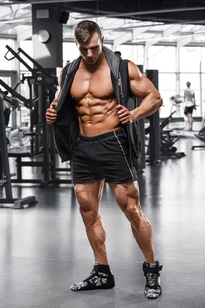 肌肉发达的男人在健身房锻炼强壮的男性赤身裸体 — 图库照片