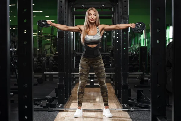 Atletisk Flicka Utbildning Axlar Gymmet Träna Fitness Kvinna Utövar — Stockfoto