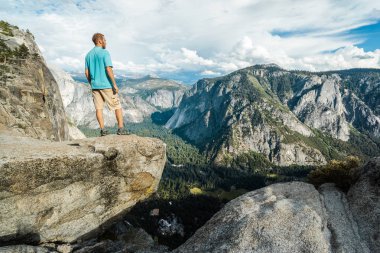 Gezgin adam Yosemite Milli Parkı'nda, doğal manzaraya Vadisi ve dağlardan üst Yosemite Falls, Overlook iz, Kaliforniya, ABD