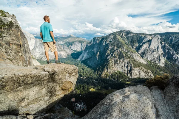 Gezgin Adam Yosemite Milli Parkı Nda Doğal Manzaraya Vadisi Dağlardan — Stok fotoğraf