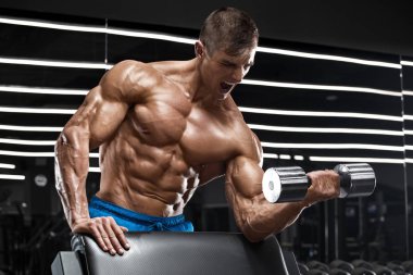 Kaslı adam ile halter için pazı, güçlü erkek çıplak gövde abs egzersizleri yapıyor spor salonunda egzersiz