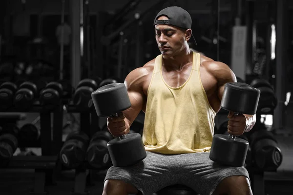 Gespierde Man Met Halters Trainen Sportschool Sterke Arabische Bodybuilder Man — Stockfoto