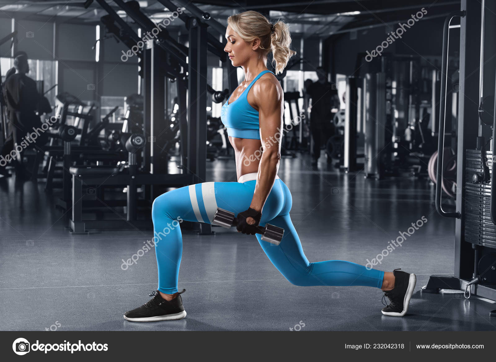 ejercicios piernas gimnasio mujer