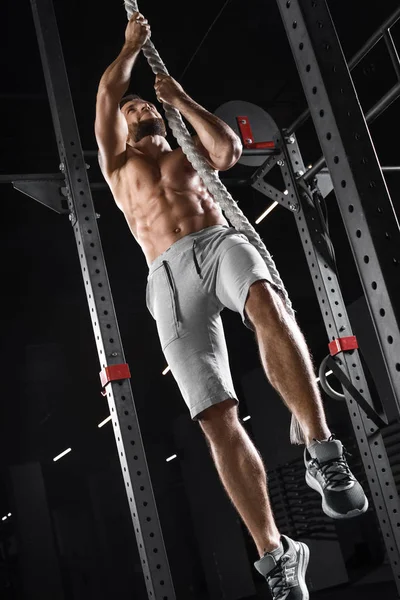 Crossfit Athlete Climbing Rope Gym Muscular Man Doing Exercise Naked — Stock Photo, Image