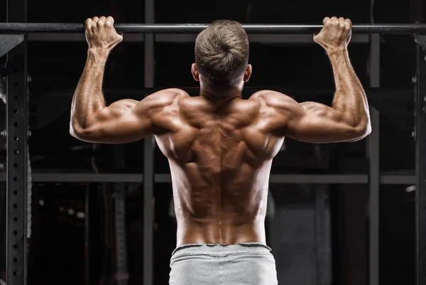 Hombre Musculoso Haciendo Tire Hacia Arriba Barra Horizontal Gimnasio Haciendo —  Fotos de Stock