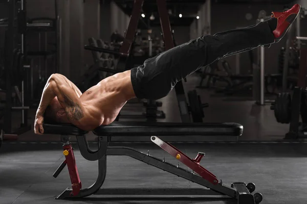 肌肉发达的男人在健身房锻炼 做运动龙旗腹肌 强壮的男性赤裸躯干 — 图库照片
