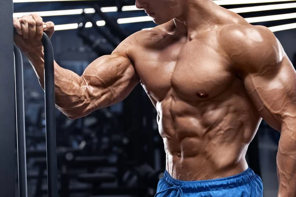肌肉发达的人在健身房锻炼二头肌 强壮的男性赤裸躯干腹肌 — 图库照片