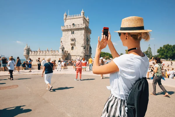 Chica Viajera Feliz Lisboa Cerca Torre Belem Mujer Turista Tomando — Foto de Stock