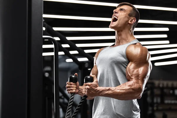 Мускулистый Человек Работает Тренажерном Зале Делая Упражнения Бицепсов Сильный Мужчина — стоковое фото