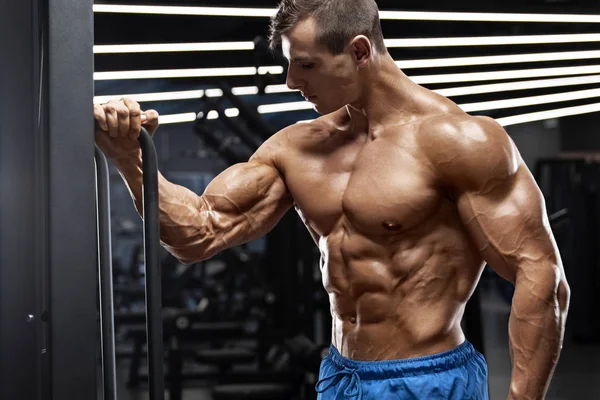 Muscular Man Working Out Gym Showing Biceps Strong Male Torso — Stock Photo, Image