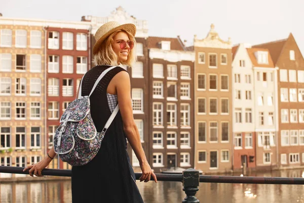 Chica Viajera Feliz Disfrutando Ciudad Amsterdam Mujer Sonriente Amsterdam Países — Foto de Stock
