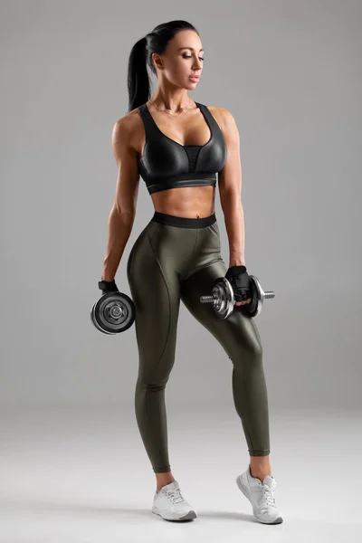 Fitness Vrouw Met Halters Grijze Achtergrond Gespierde Vrouw Workout — Stockfoto