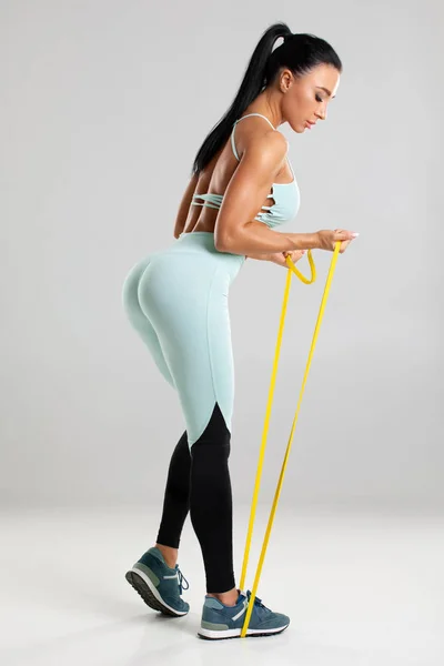 Mujer Fitness Usando Una Banda Resistencia Rutina Ejercicios Sexy Entrenamiento — Foto de Stock