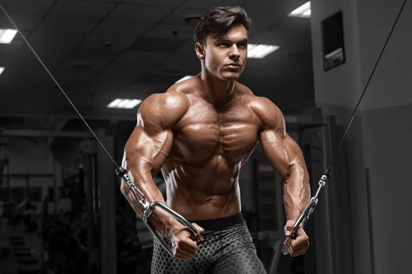 肌肉男子锻炼在健身房做胸部 电缆交叉锻炼 强壮的男性裸体躯干腹肌 — 图库照片