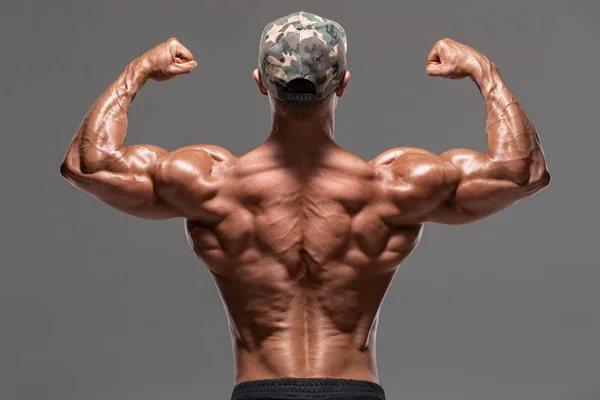 Achteruitkijk Gespierde Man Die Rugspieren Biceps Weergeeft Geïsoleerd Grijze Achtergrond — Stockfoto