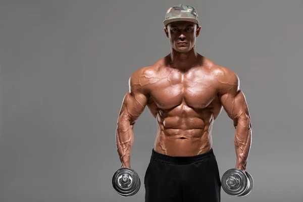 Treino Homem Muscular Fazendo Exercícios Com Halteres Isolado Fundo Cinza — Fotografia de Stock