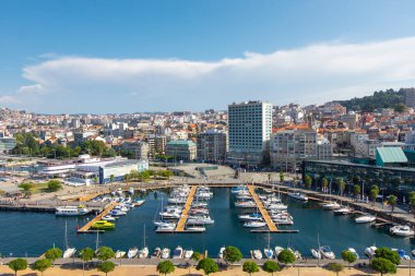 Vigo, İspanya - 8 Eylül 2018: Demirli yatlarla Vigo'nun şehir manzarası, Vigo Limanı, Galiçya, İspanya