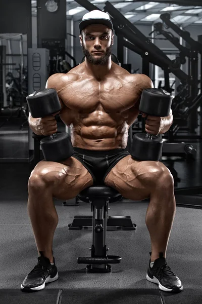 Musclé Homme Avec Haltères Séance Entraînement Dans Salle Gym Mâle — Photo