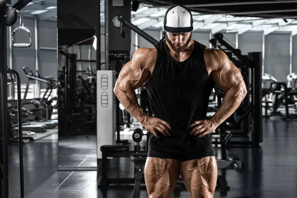 Homme Musculaire Montrant Les Muscles Dans Salle Gym Séance Entraînement — Photo