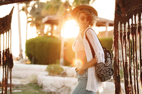 帽子とサングラスで休暇を楽しんで幸せなヒップスターの女性 サニーライフスタイルファッションの女の子 — ストック写真