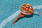 Krásná žena v bikinách užívajících letní slunce a opalovací bazén