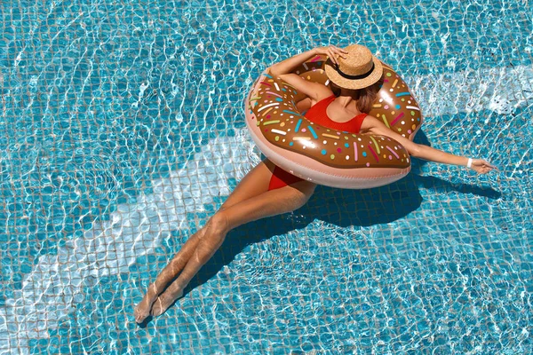 Mooie Vrouw Bikini Genieten Van Zomer Zon Looien Zwembad — Stockfoto