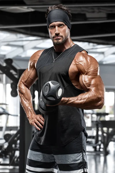 肌肉男子锻炼在健身房 强壮的男性做二头肌的运动 — 图库照片